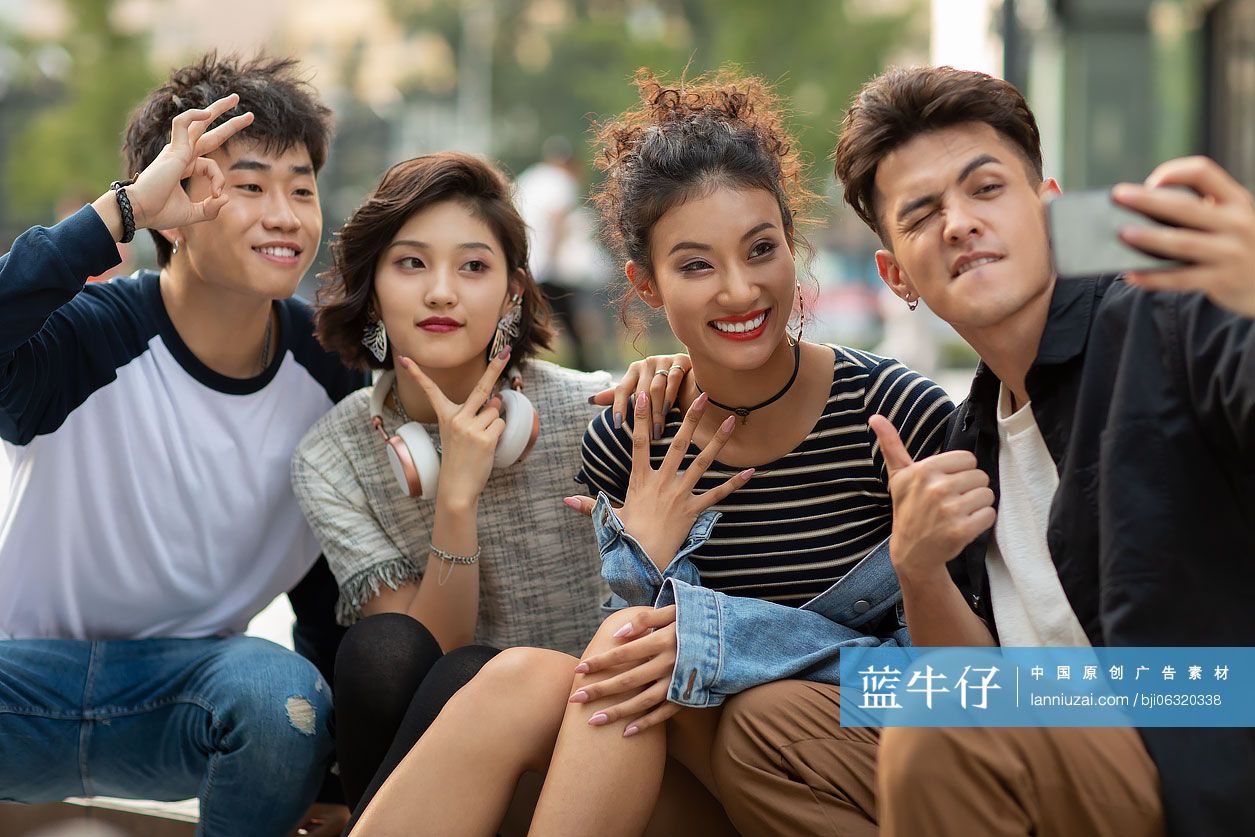 年轻朋友在户外使用手机自拍