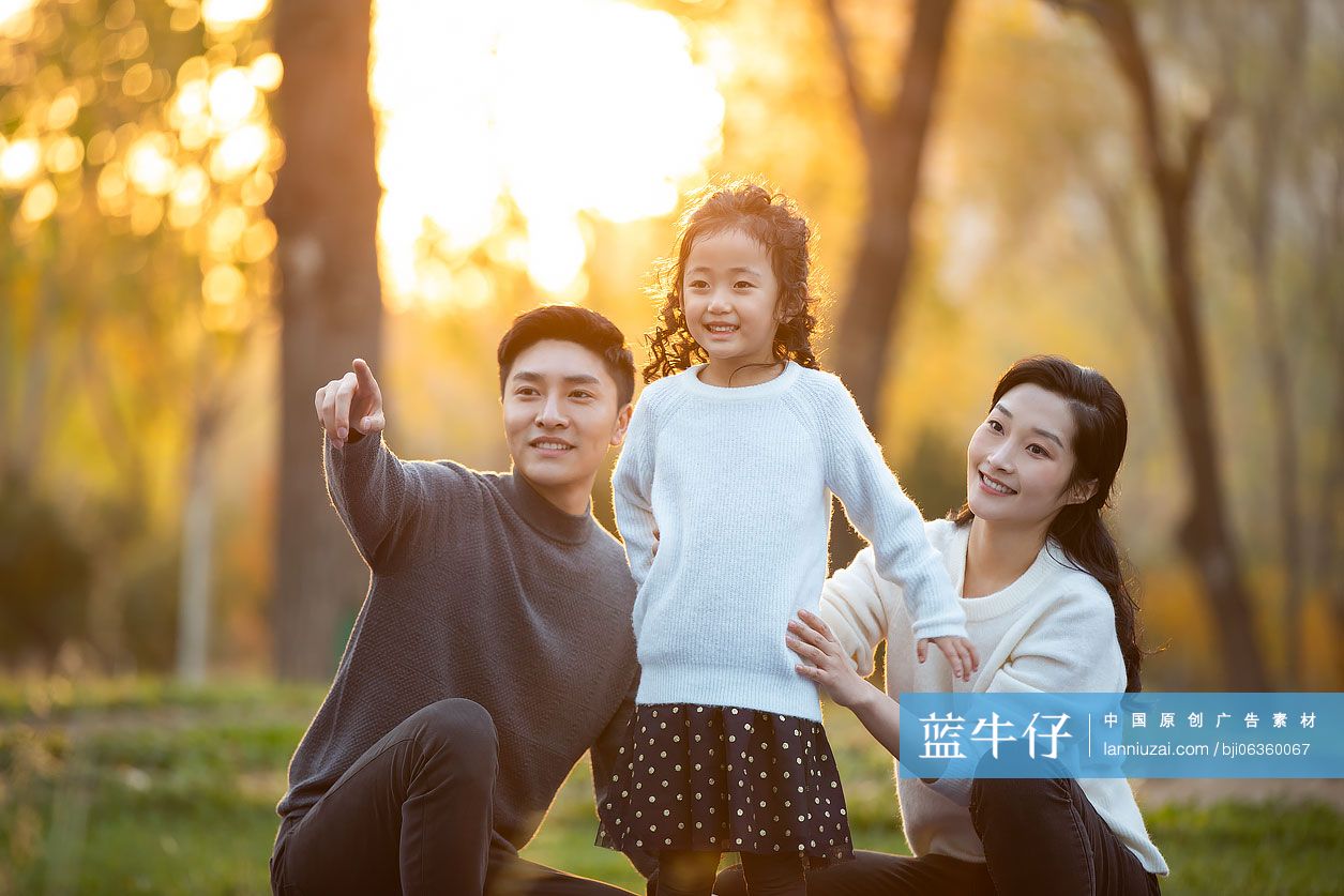 快乐的年轻家庭在公园玩耍