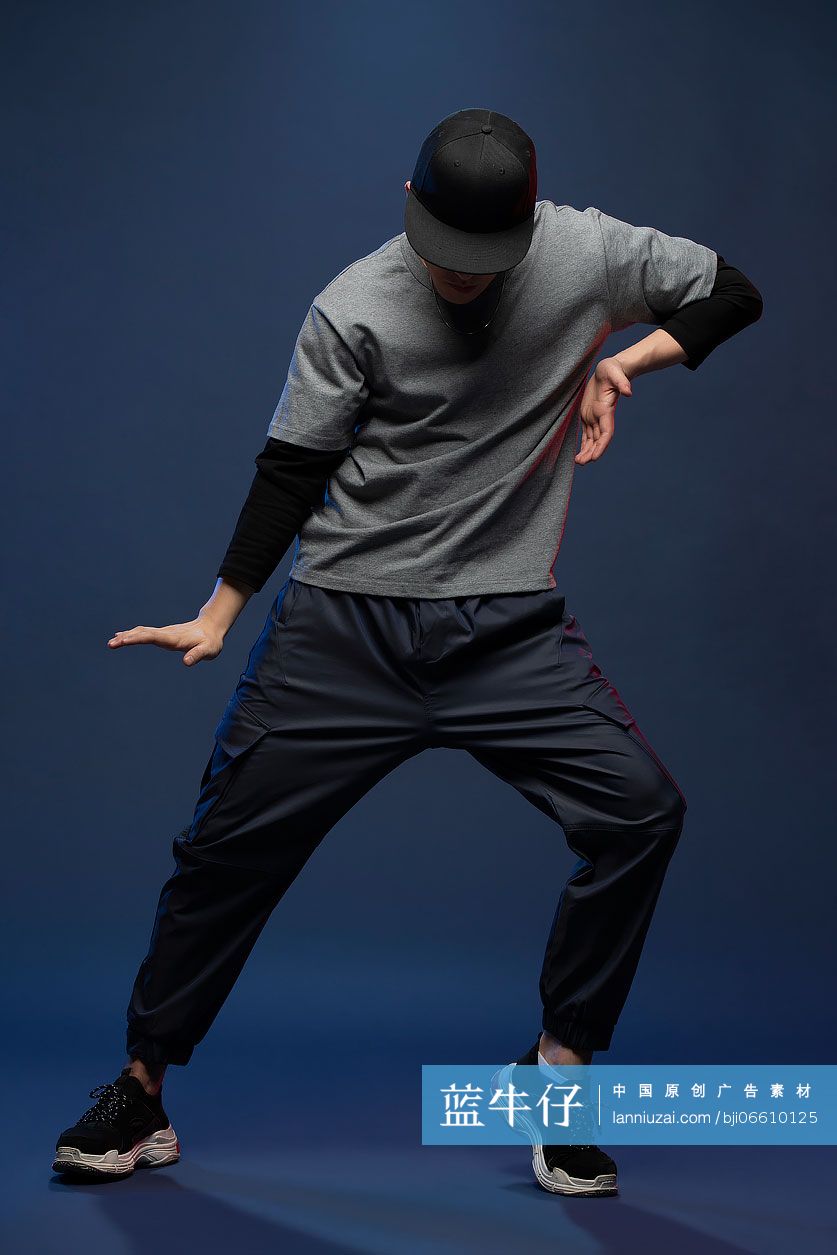 时尚的年轻男子跳舞