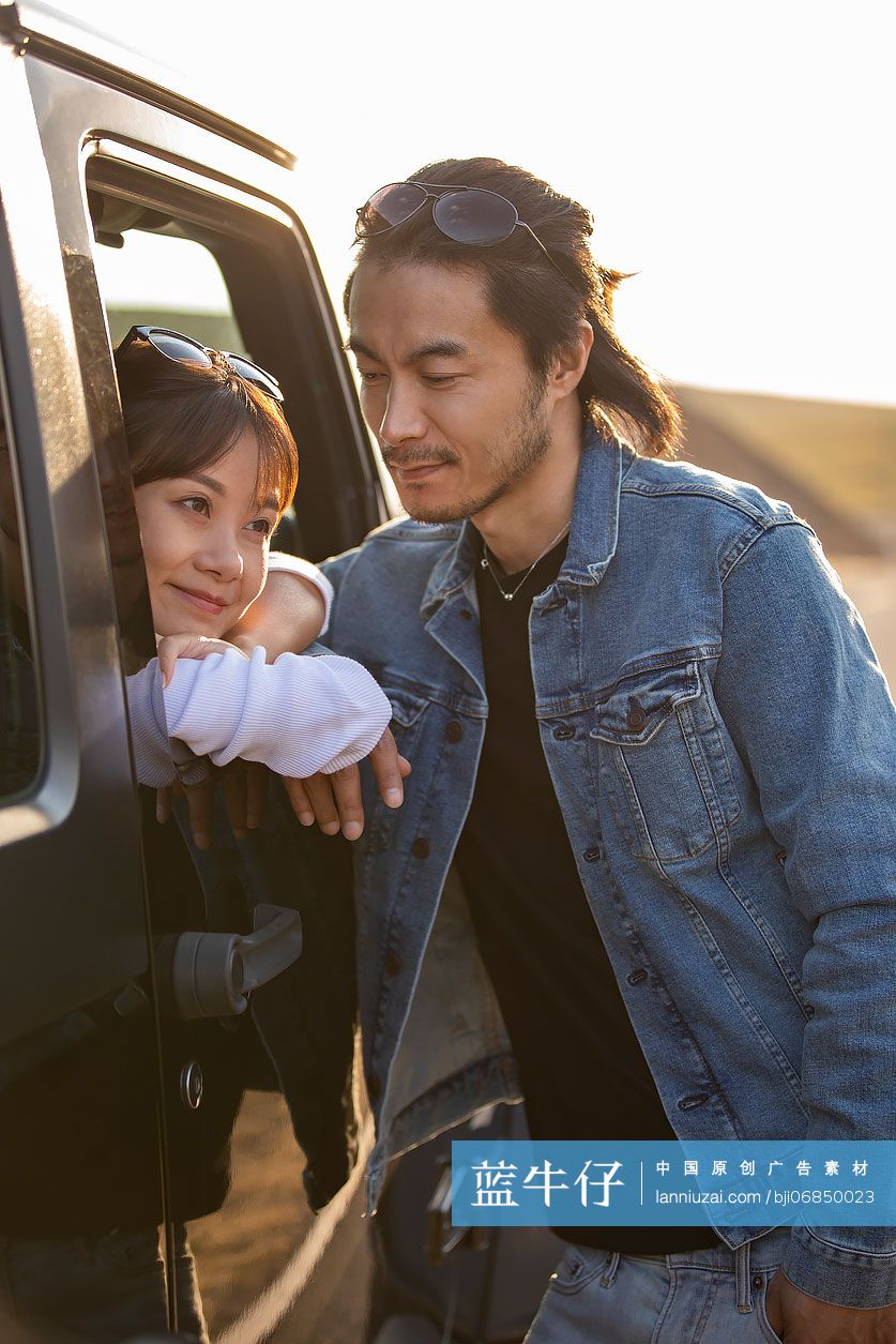 快乐的情侣享受自驾游