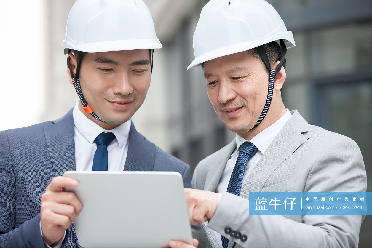 男建筑设计师使用平板电脑