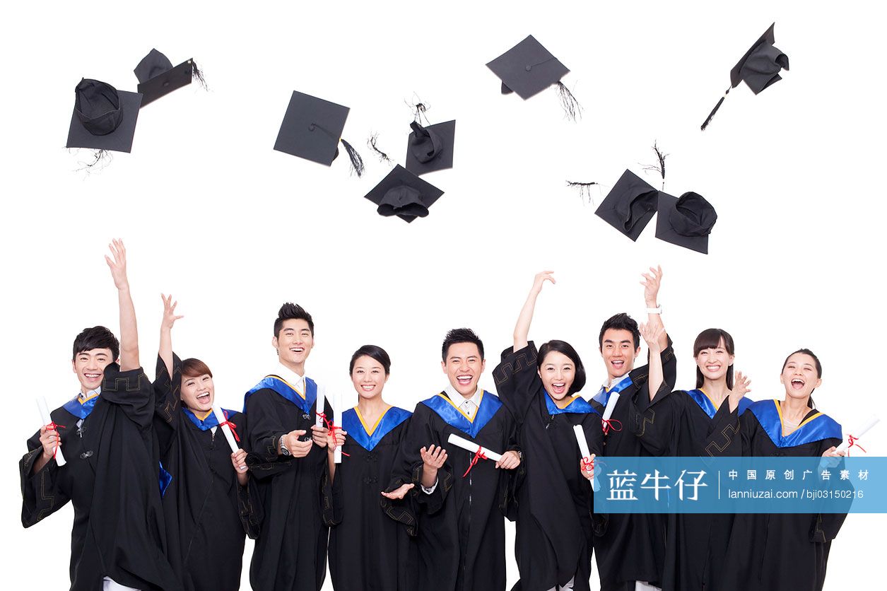 毕业生抛帽子合影