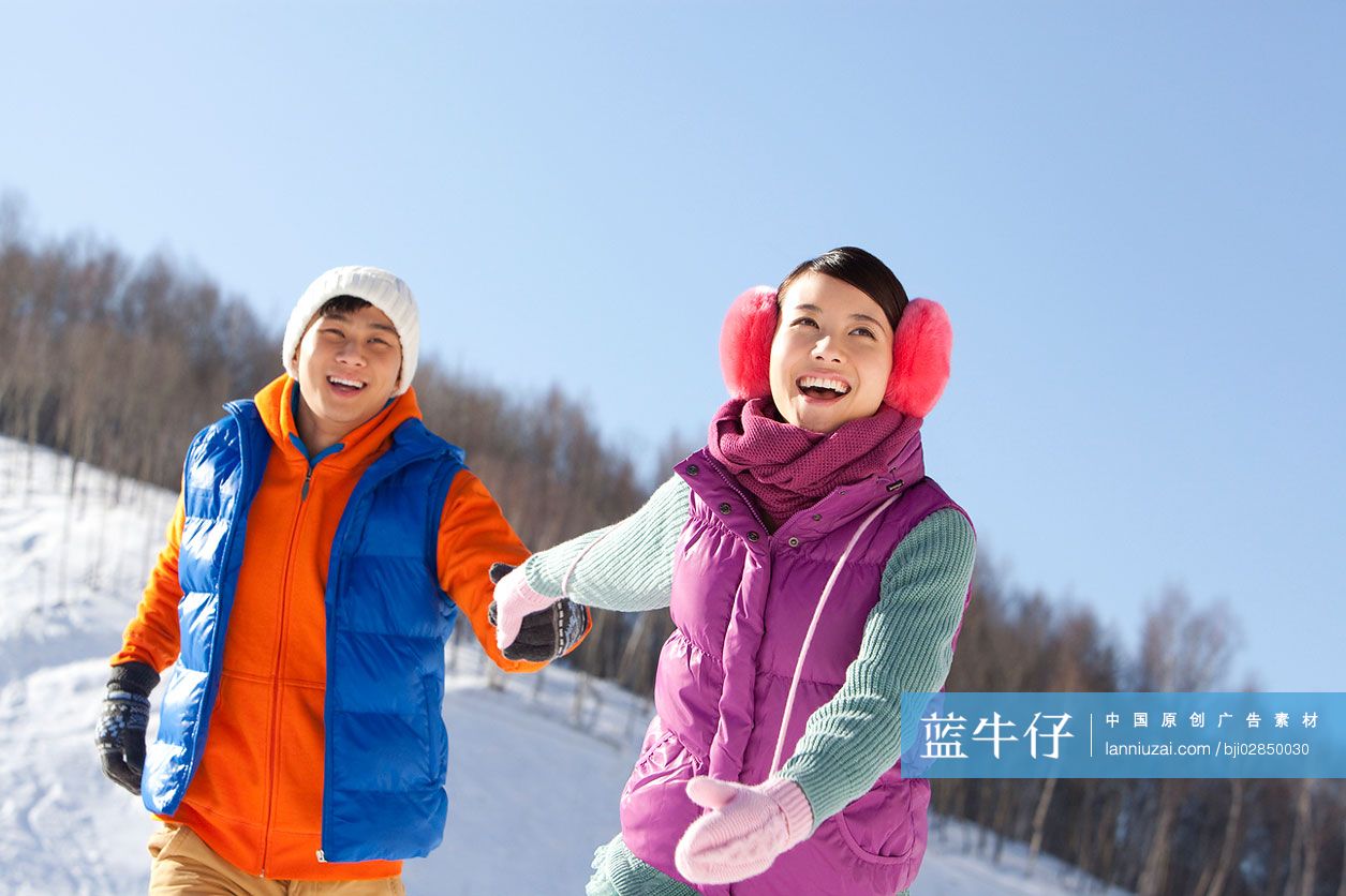 年轻情侣在滑雪场-蓝牛仔影像-中国原创广告影像素材