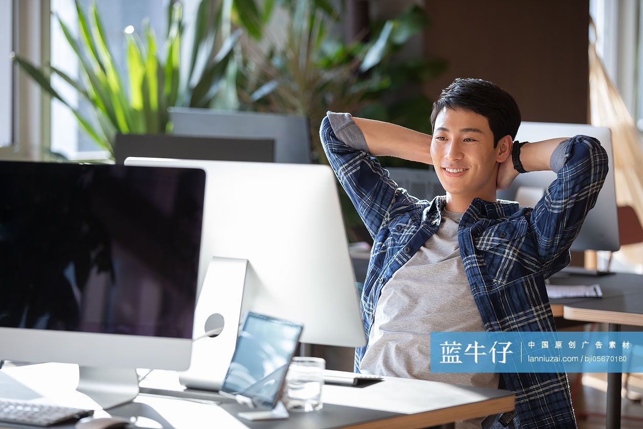 年轻大学生使用电脑