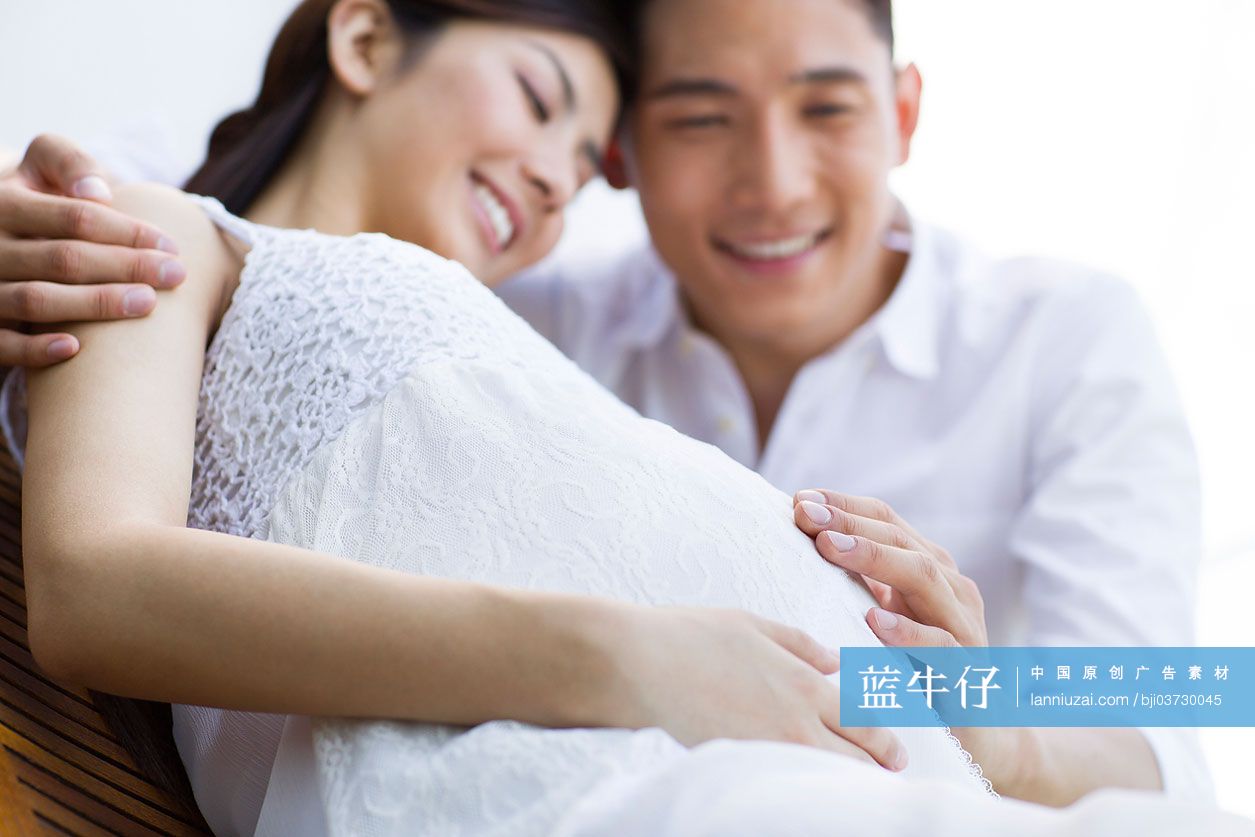 年轻夫妇期待新生儿