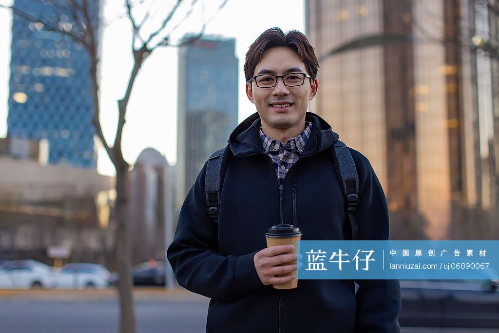 IT工程师拿着咖啡去上班