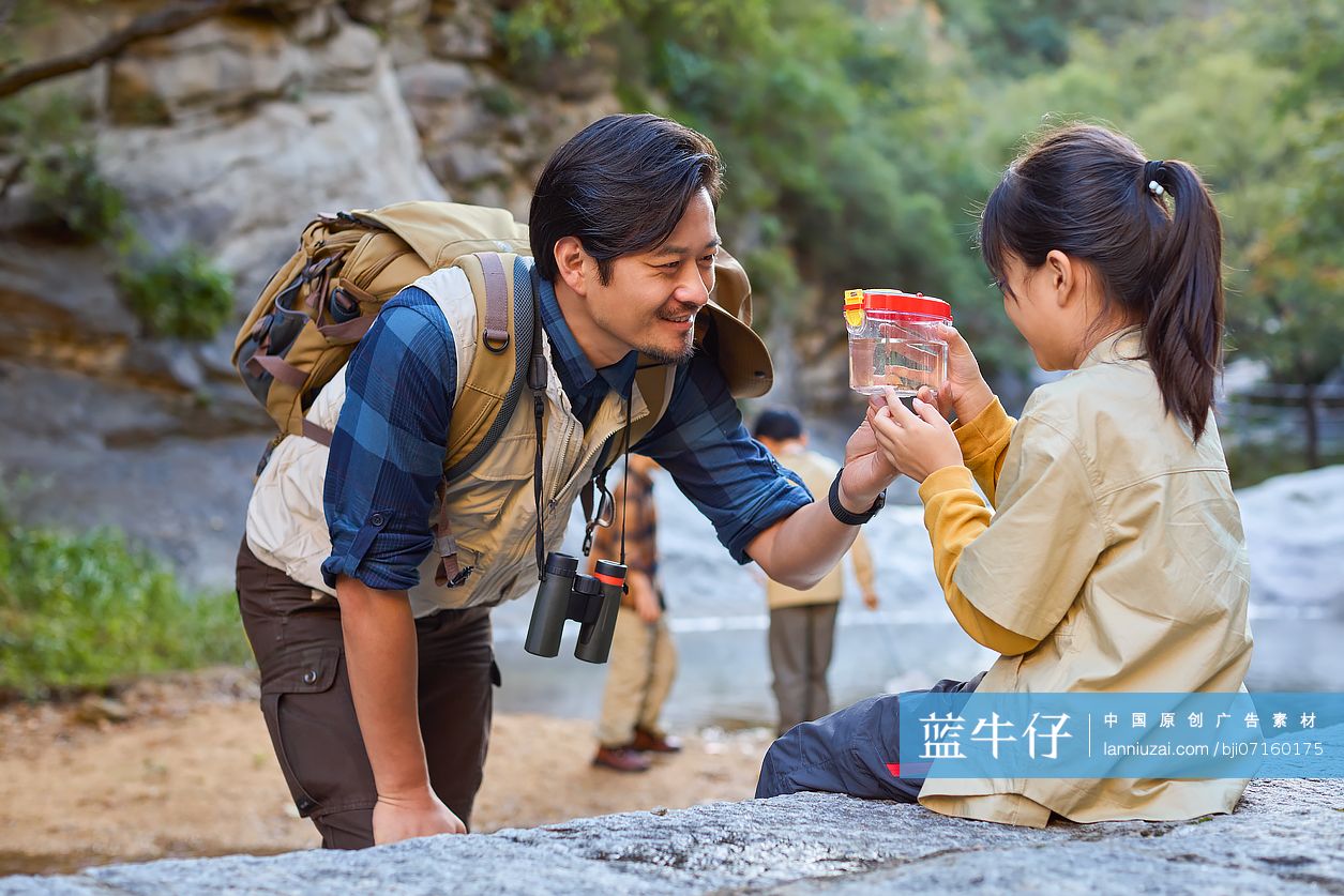 老师带学生在小溪边玩耍