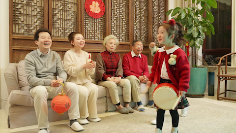 快乐家庭一起看电视