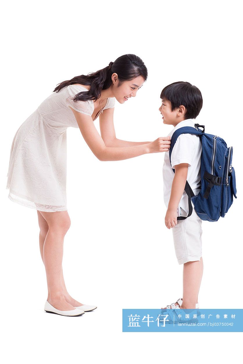 妈妈替儿子整理衣领