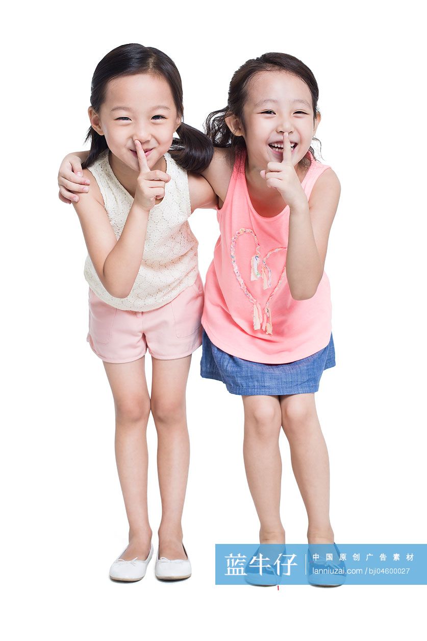 快乐的女孩做噤声手势