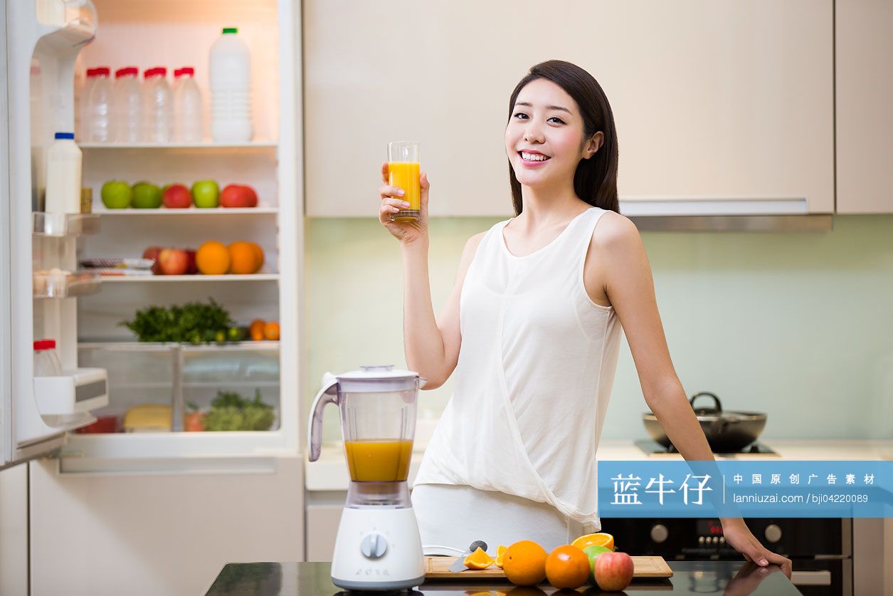 年轻女子拿着一杯鲜榨果汁