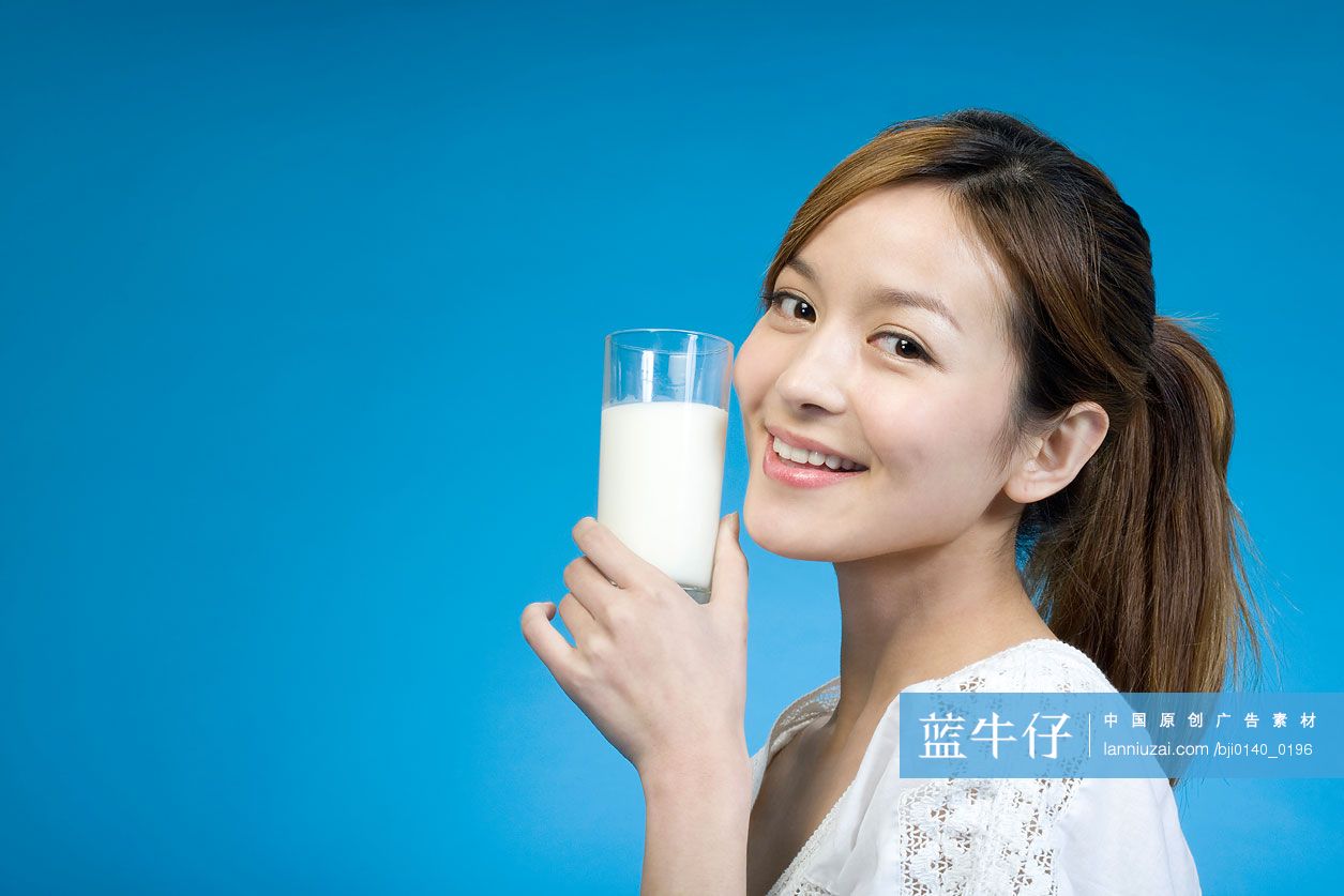 年轻女子喝牛奶