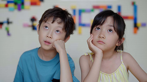 俏皮聪慧的男孩女孩