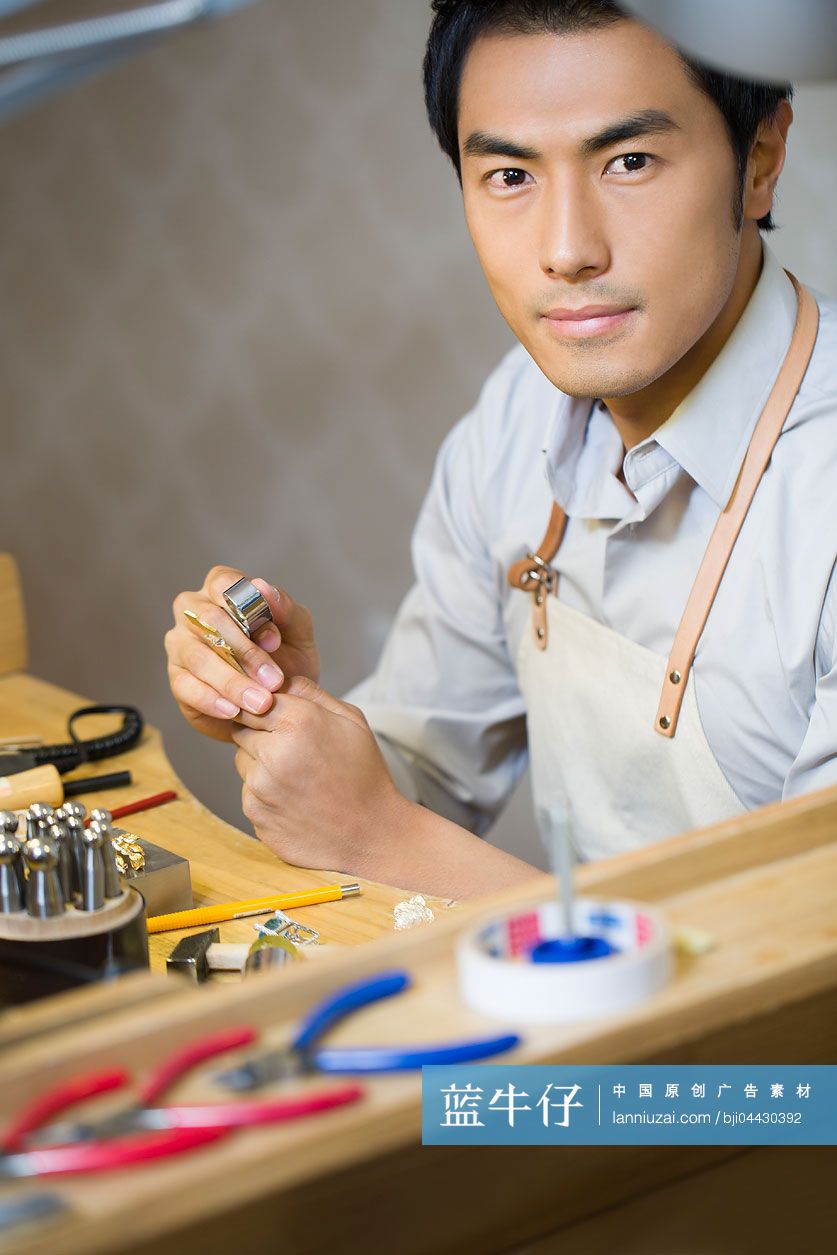 珠宝设计师在工作室工作