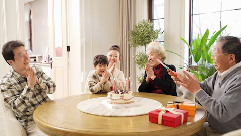 快乐家庭开生日派对