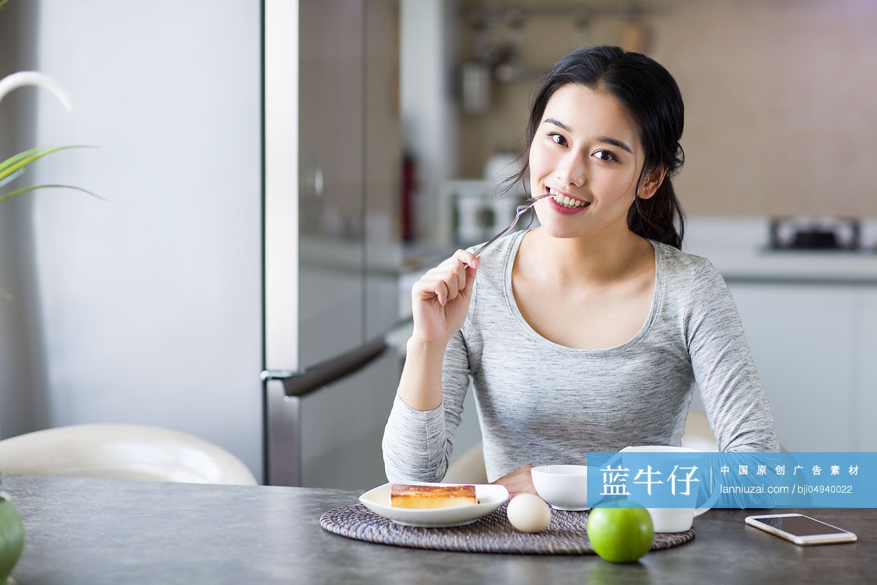 年轻女子在家吃早餐
