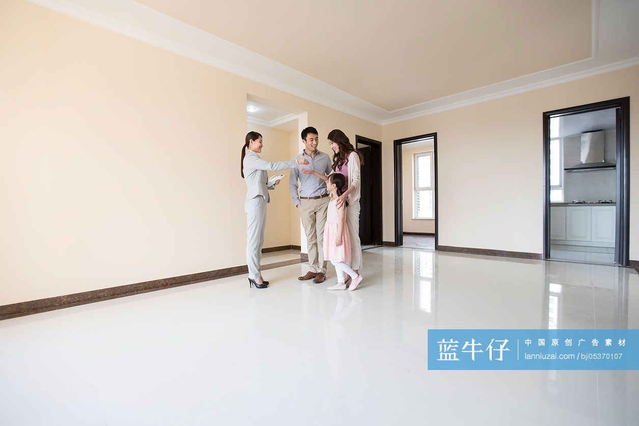 房产经纪人给年轻家庭新房钥匙