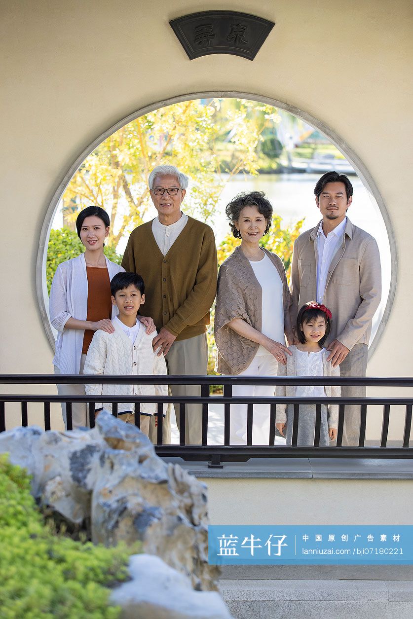 一家人逛古典园林