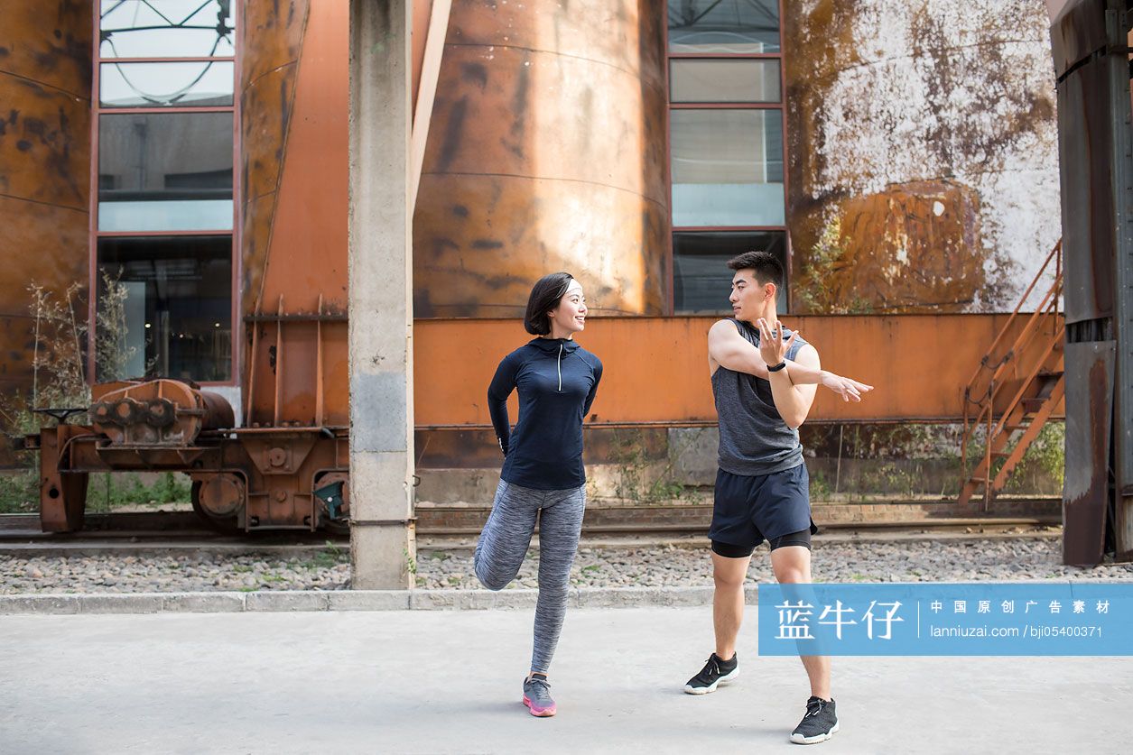 年轻情侣在户外运动健身-蓝牛仔影像-中国原创广告影像素材