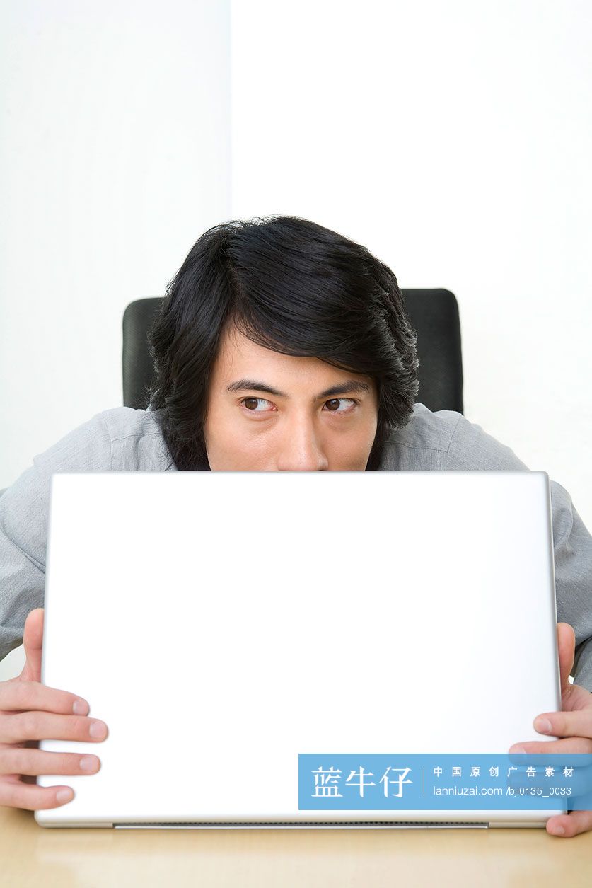 商务男士和笔记本电脑