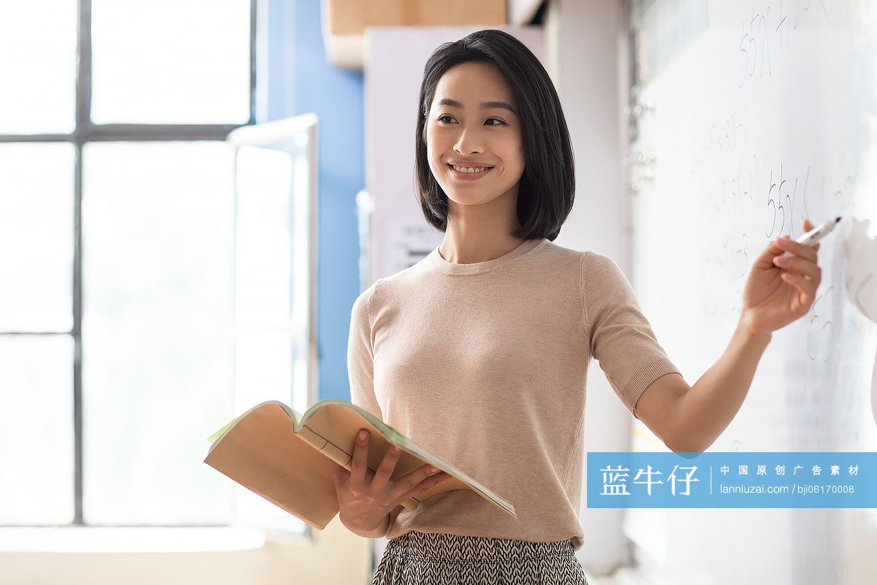 年轻的老师在上课
