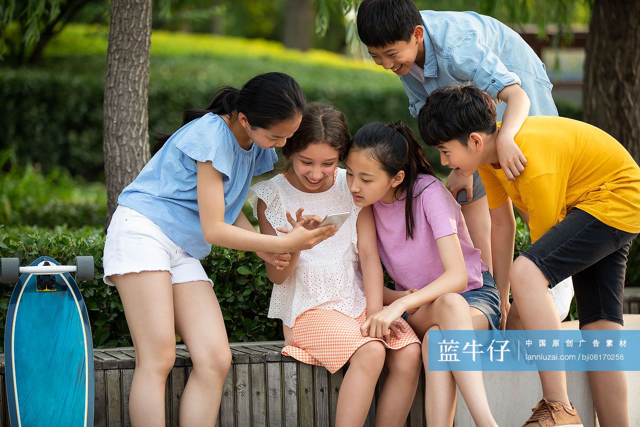 青少年在公园使用手机