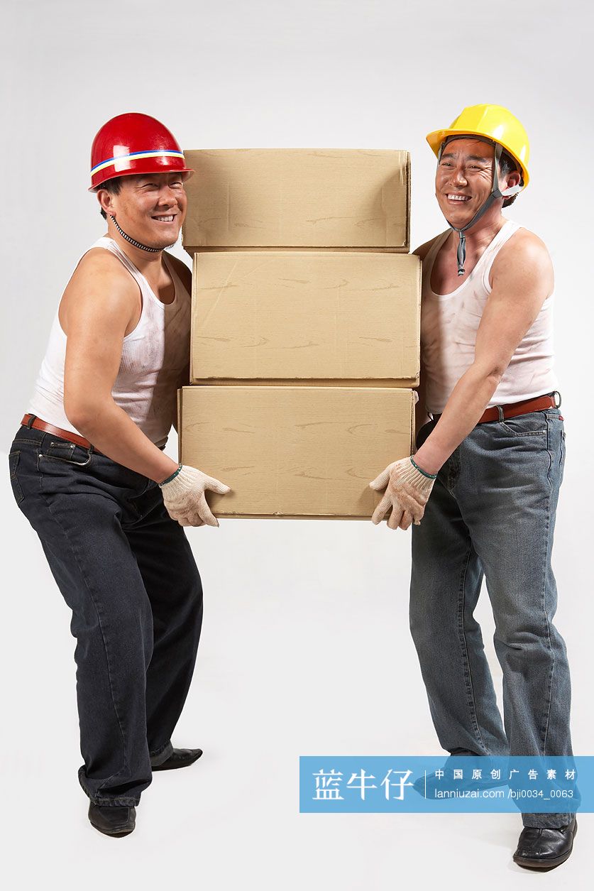 工人搬东西
