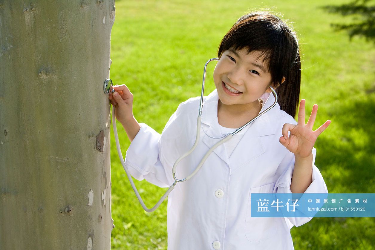 小女孩给树看病