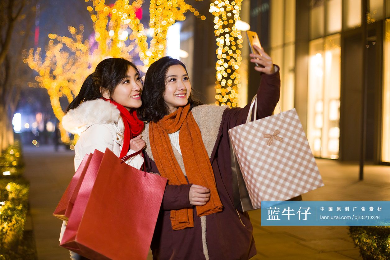 快乐的俩闺蜜新年购物