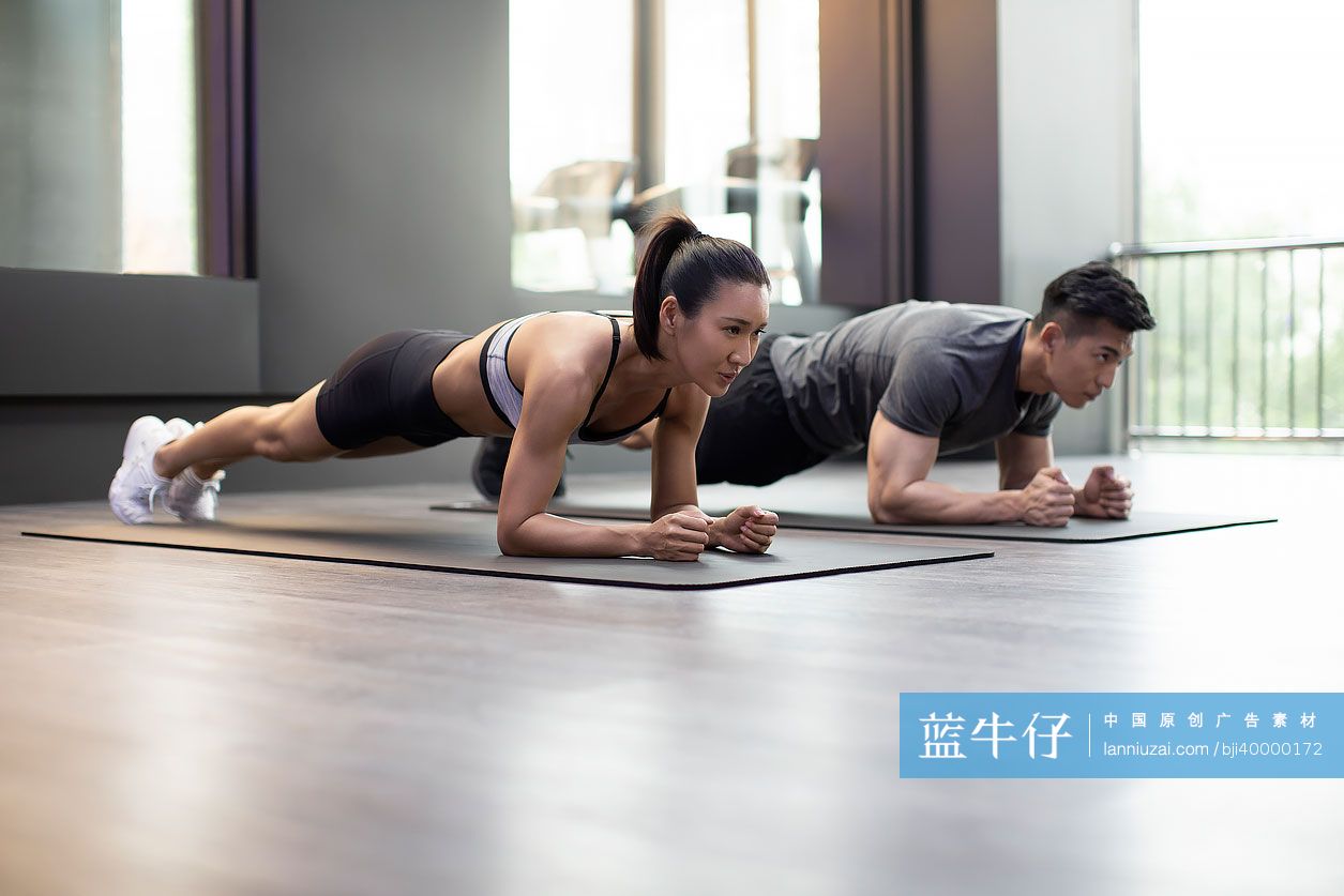 年轻情侣在健身房健身-蓝牛仔影像-中国原创广告影像素材