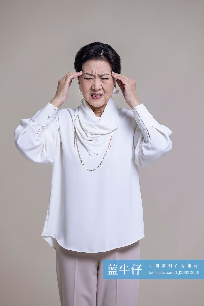 老年女子头疼
