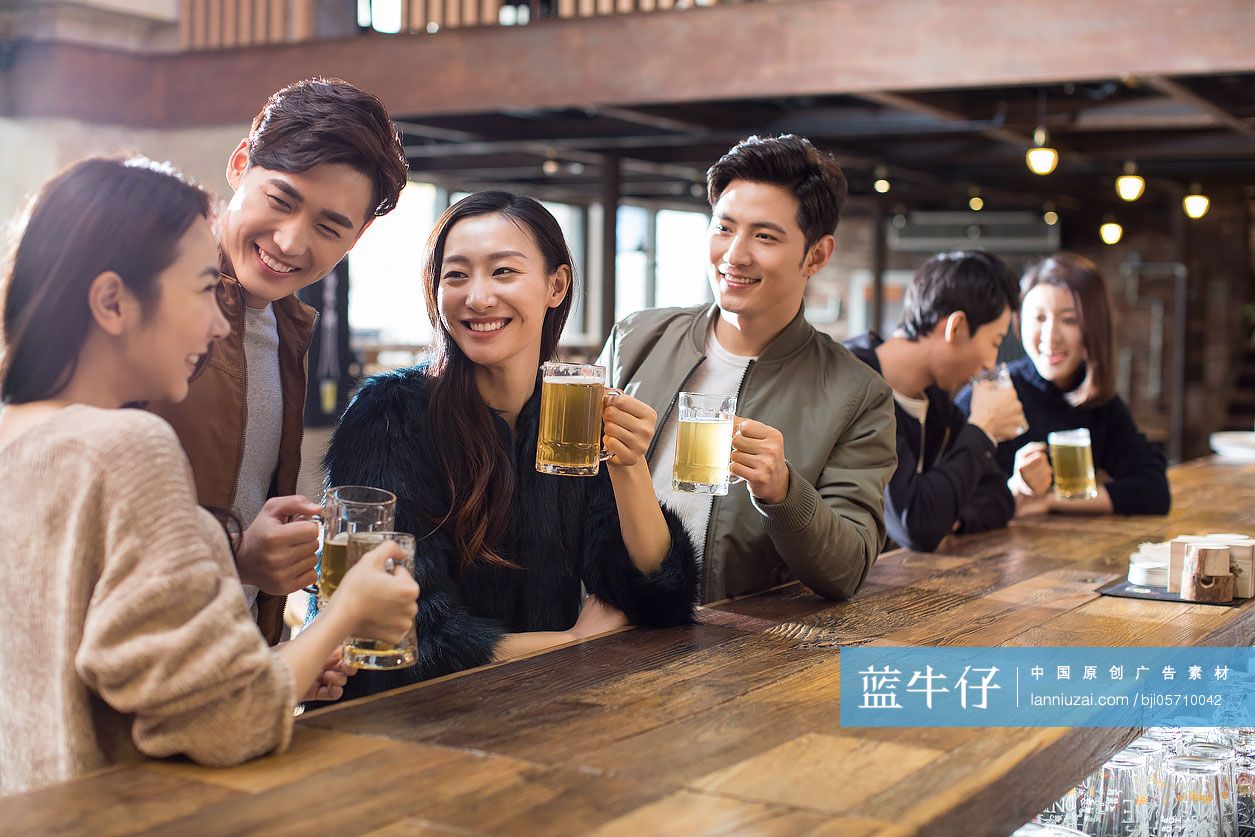 快乐的朋友们在酒吧喝酒聊天