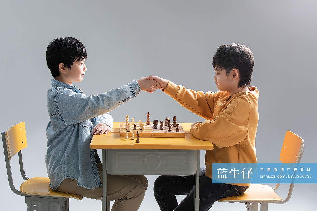 两个男孩下国际象棋