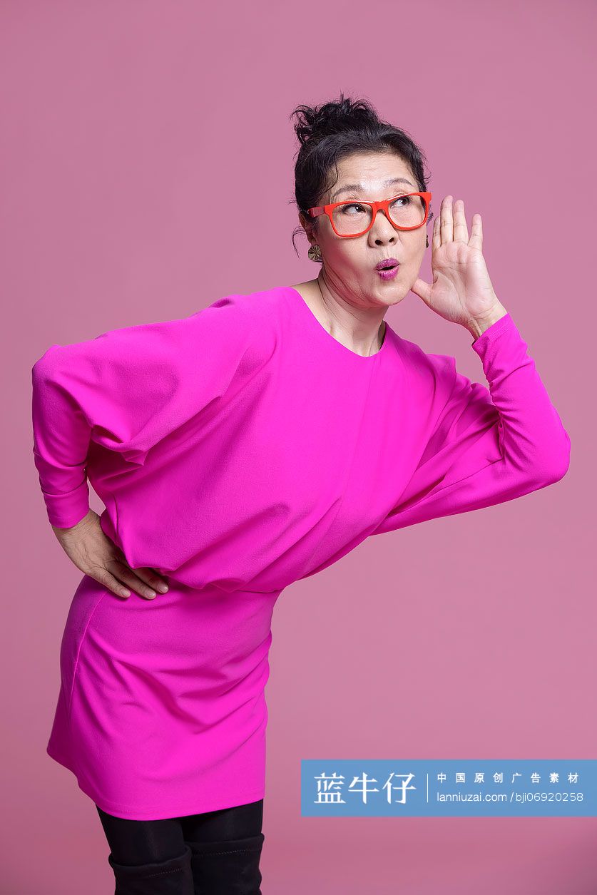 幽默时尚的老年女子偷听