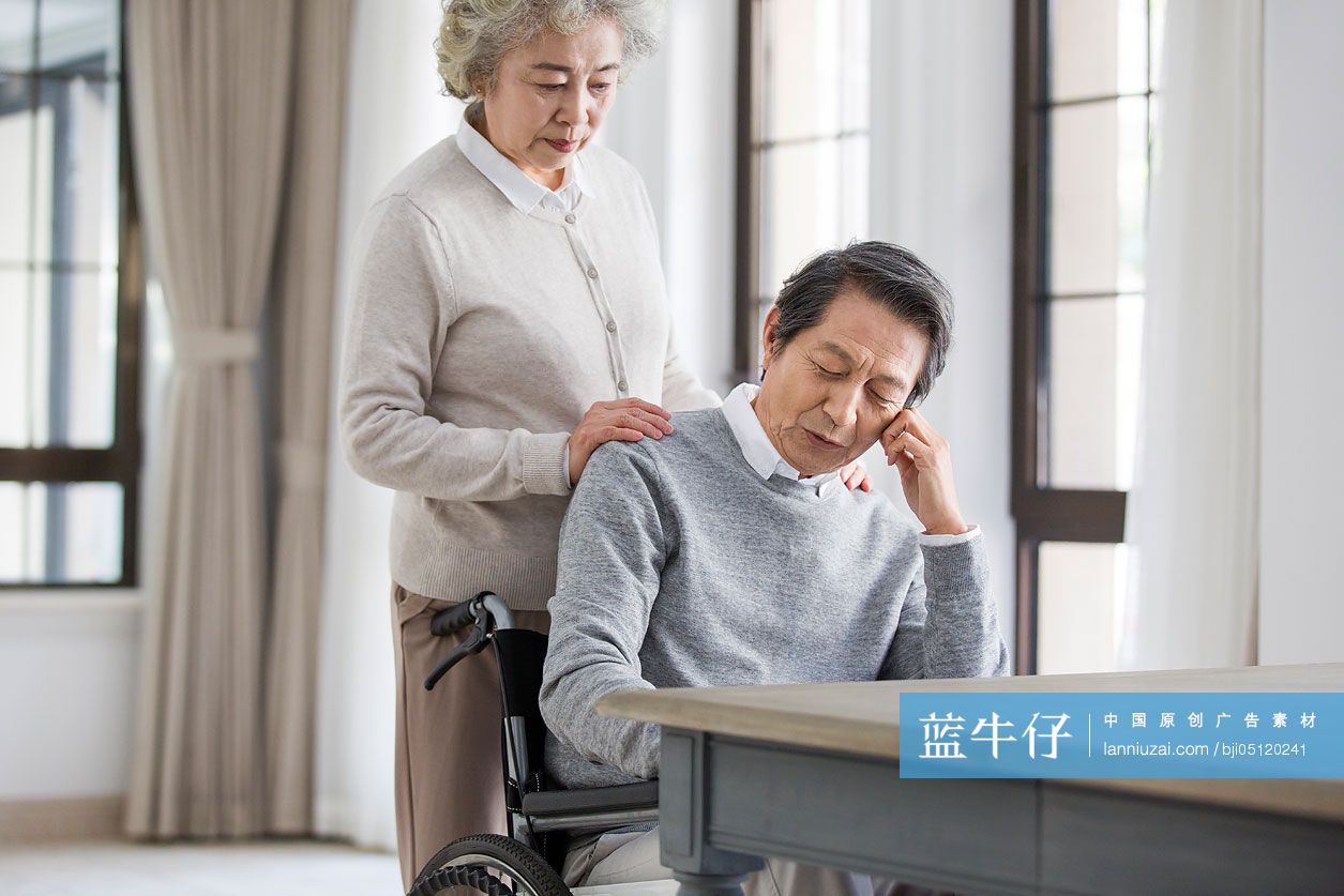 护工照顾老年男子-蓝牛仔影像-中国原创广告影像素材