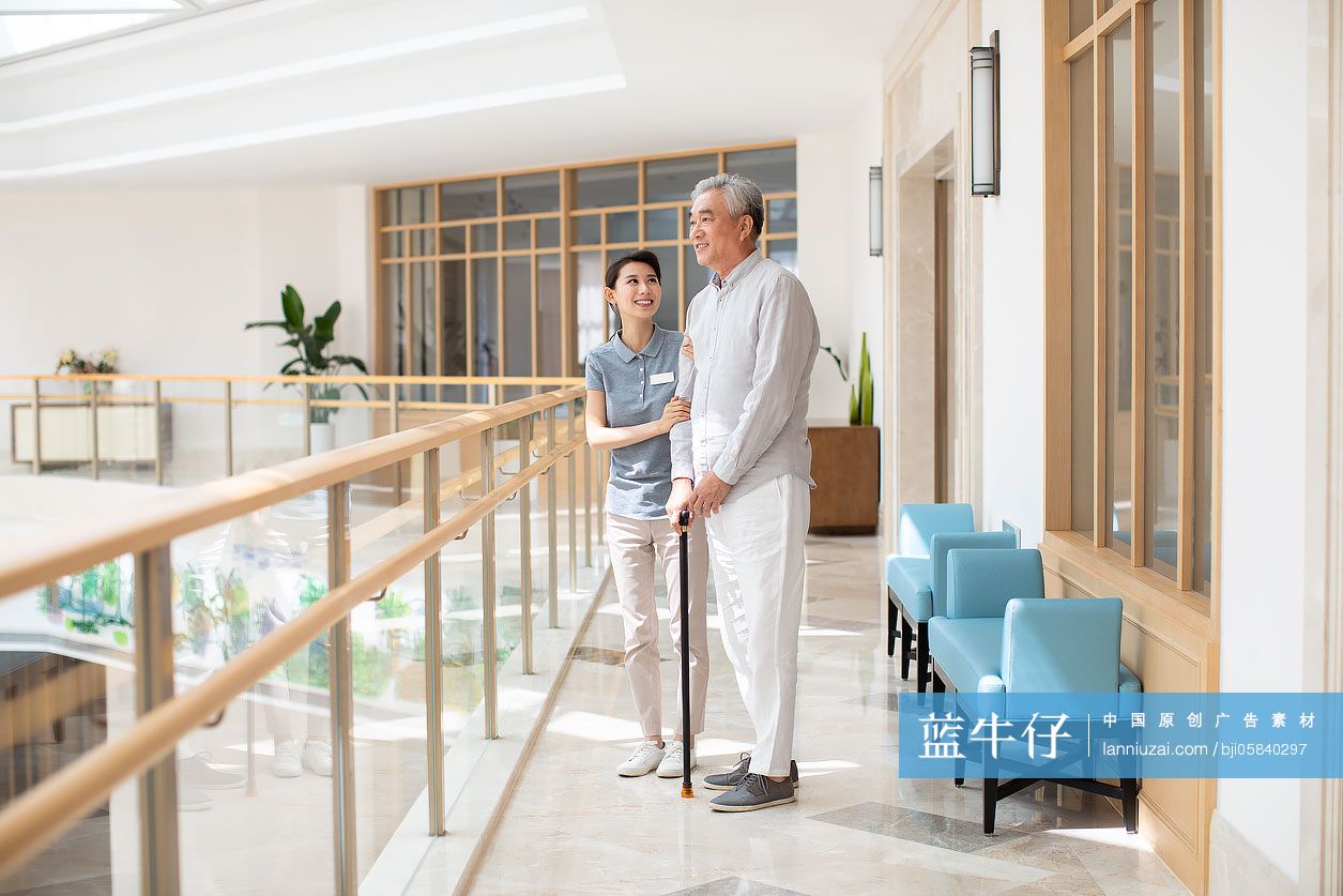 护工照顾老人-蓝牛仔影像-中国原创广告影像素材