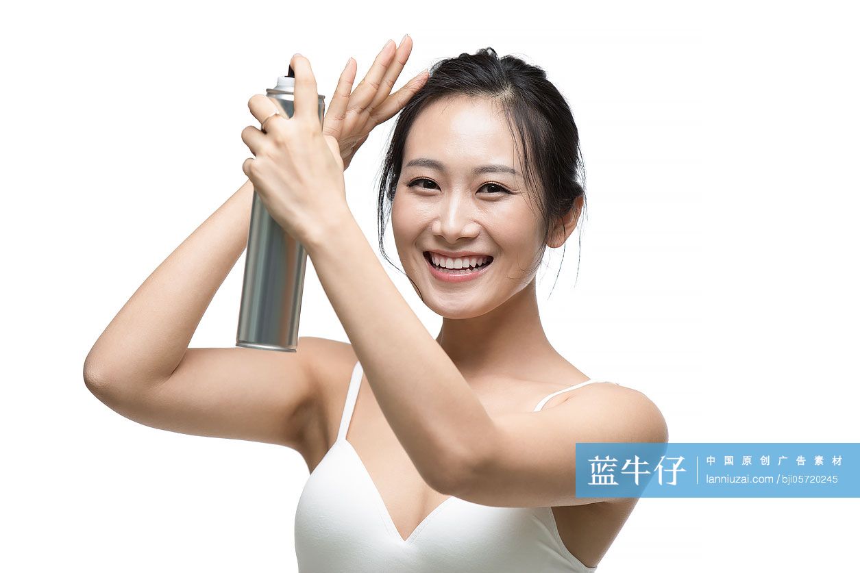 年轻女士打理头发