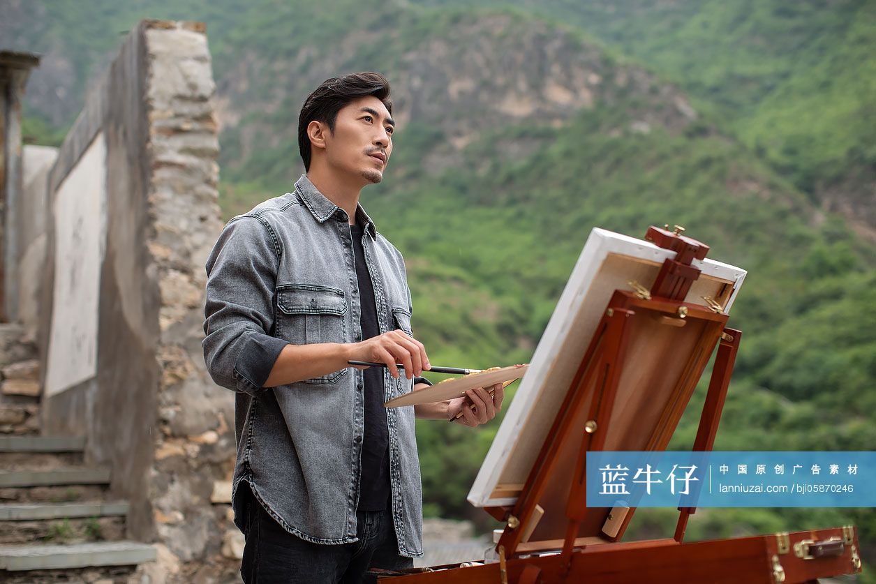 年轻的画家在户外写生