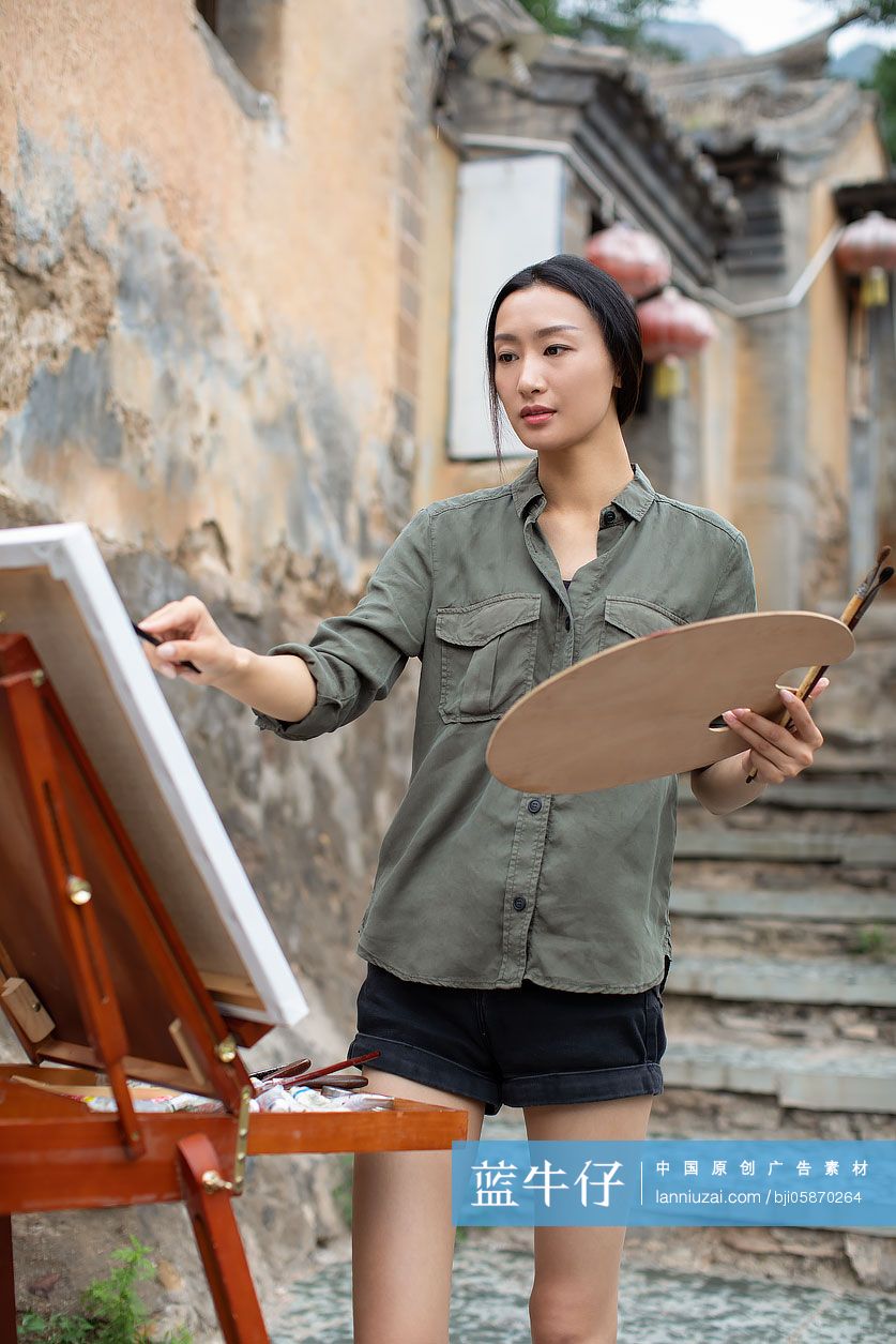 年轻的画家在户外写生