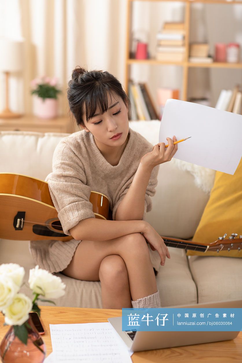 年轻女士在家谱曲