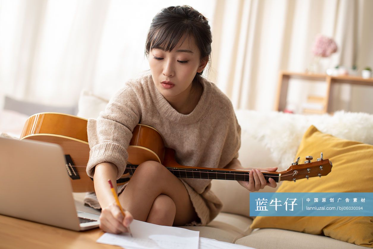 年轻女士在家谱曲