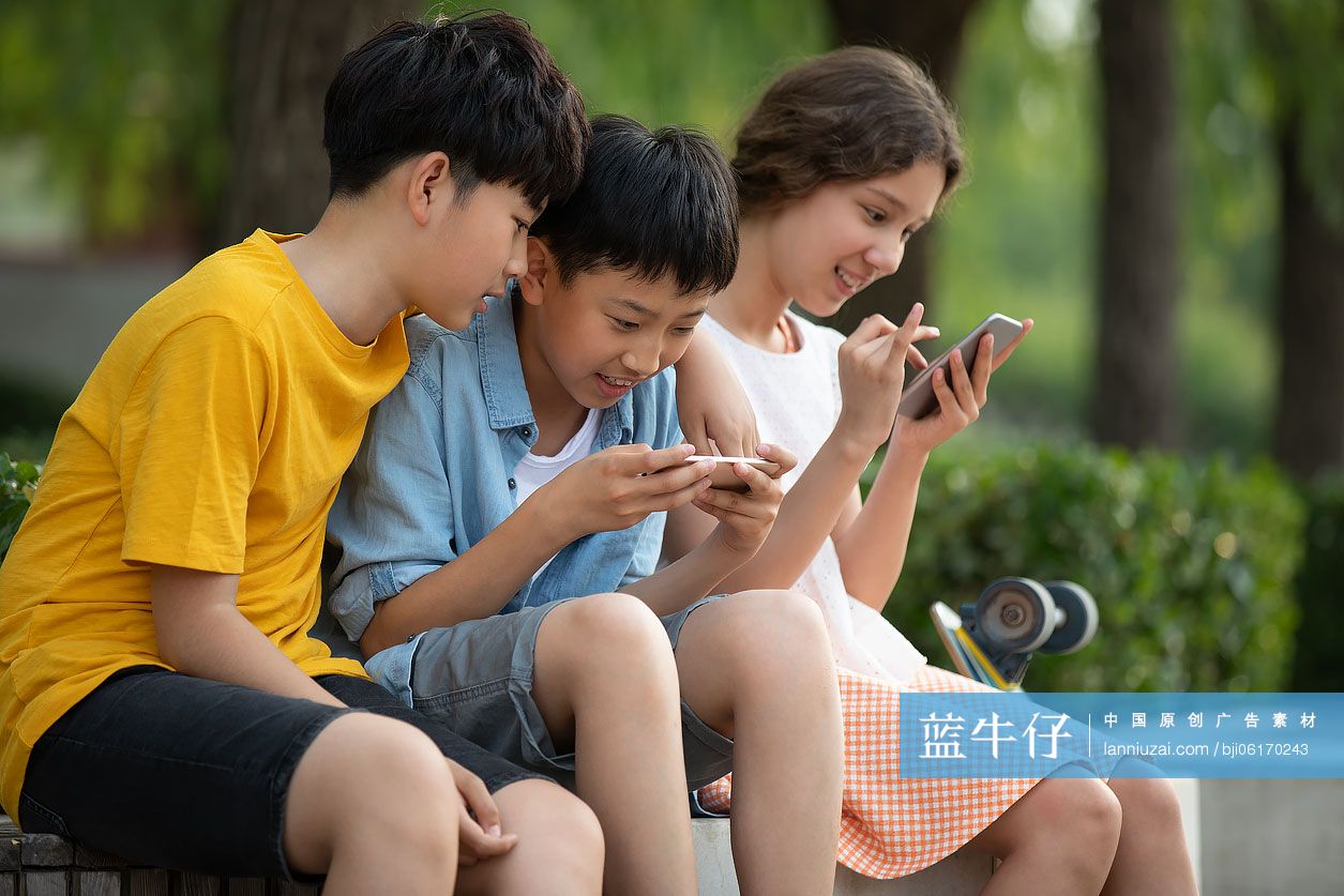 青少年在公园玩手机