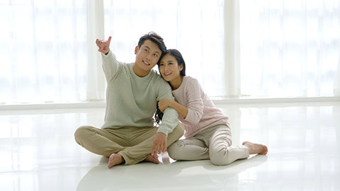 Young Chinese couple sitting on floor,4K