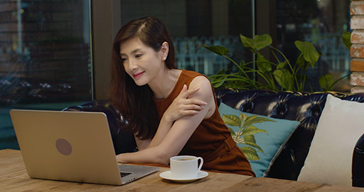 优雅女士在咖啡店使用笔记本电脑
