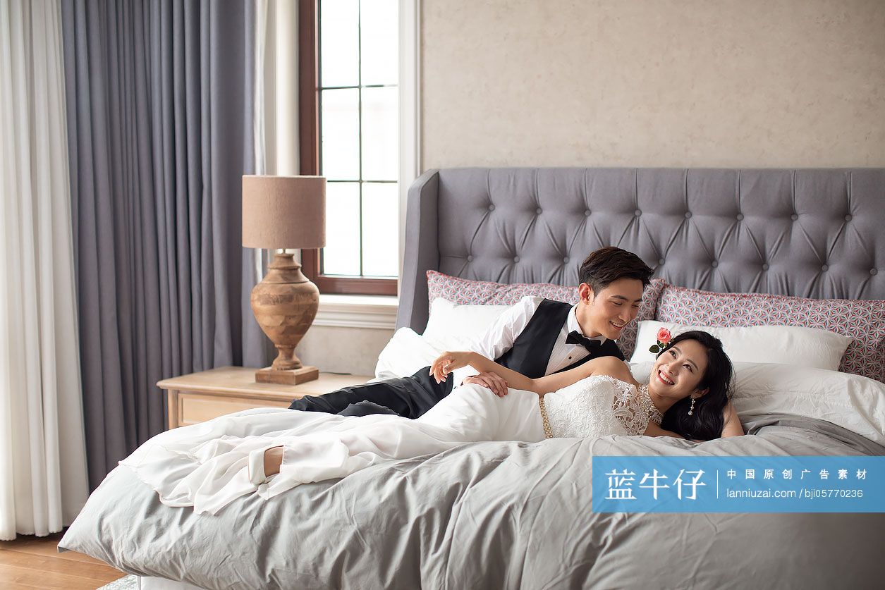 年轻夫妇在卧室共享甜蜜时光-蓝牛仔影像-中国原创广告影像素材