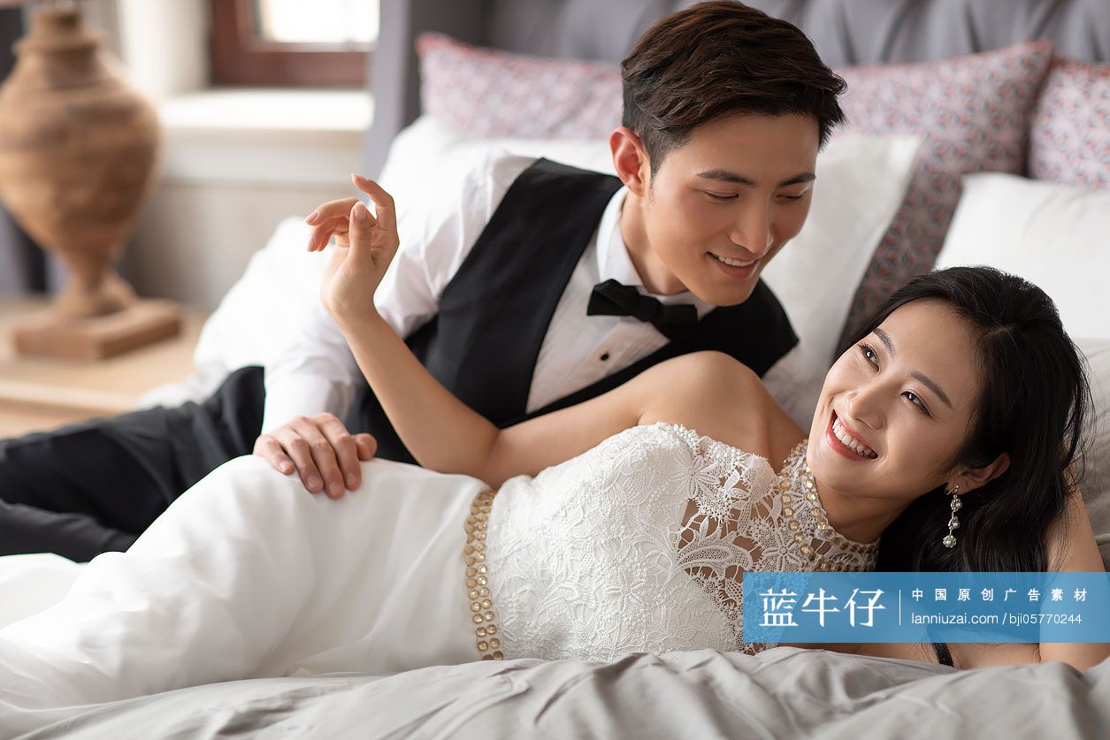 年轻夫妇在卧室共享甜蜜时光-蓝牛仔影像-中国原创广告影像素材