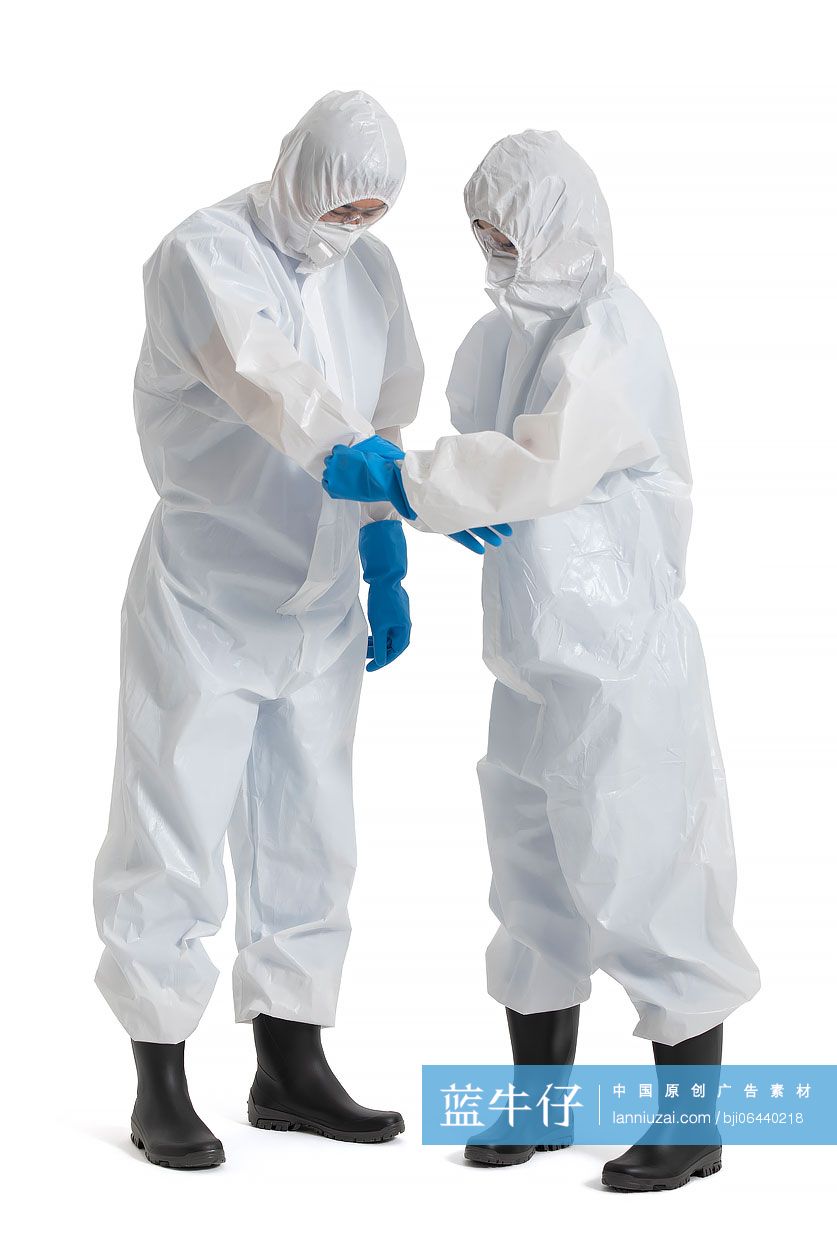 年轻医生身穿专业防护服