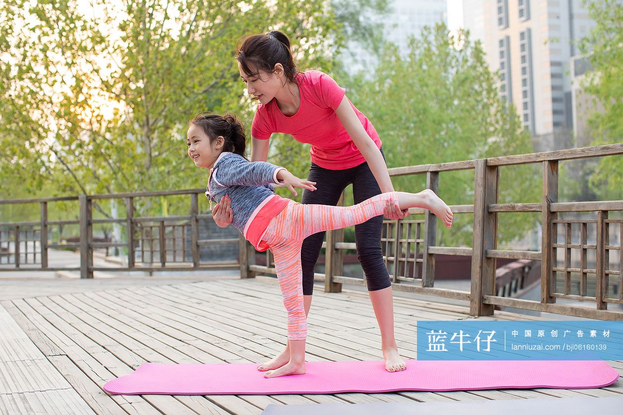 快乐的母女俩一起练瑜伽