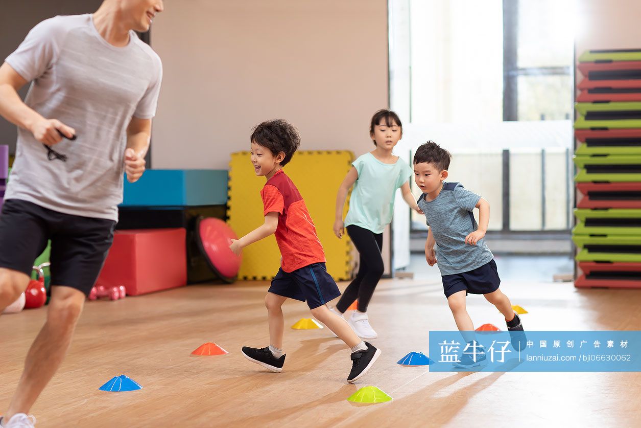 小朋友们上体能训练课