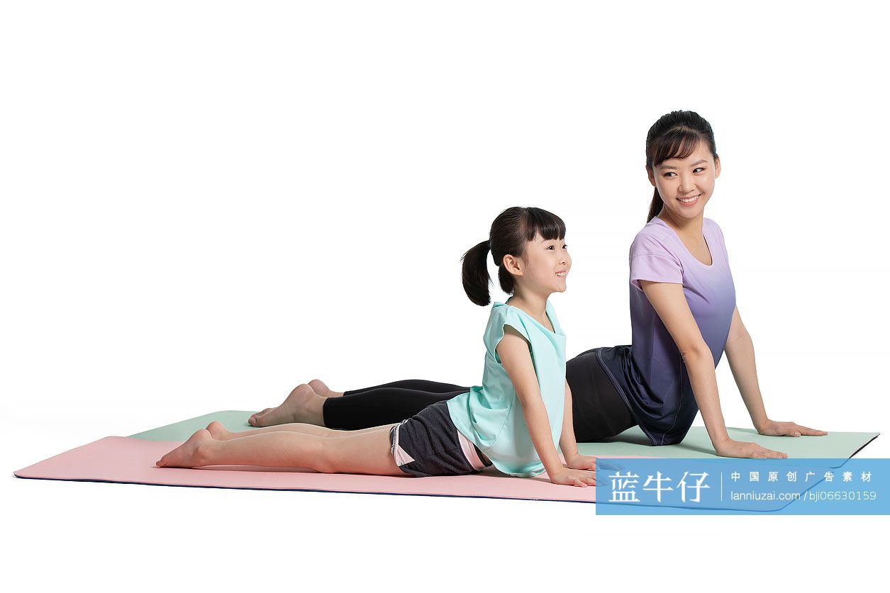 快乐的母女俩一起健身